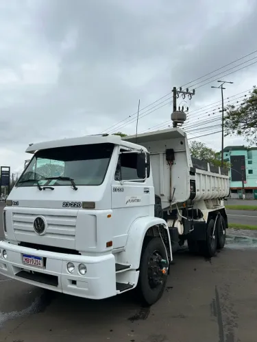 Caminhão VW 23.220 6x2 caçamba