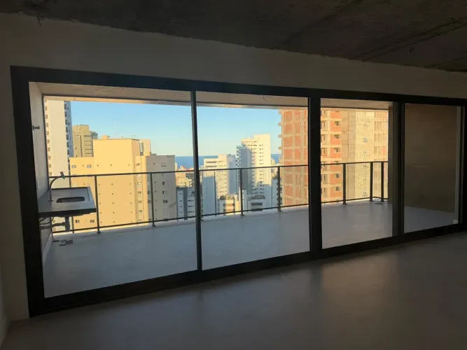 Vende-se porta de vidro com esquadria