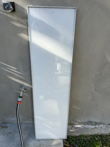 Porta em vidro extra clean serigrafado branco com estrutura em alumínio para móvel