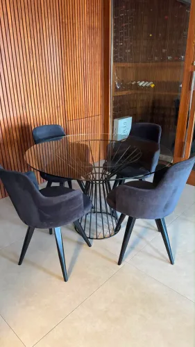 VENDO: Mesa de jantar redonda com base em aço preto e tampo de vidro com 4 cadeiras