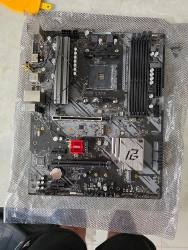 Descrição do Anúncio: Vendo placa-mãe ASRock B550 Phantom Gaming 4 (Socket AM4) em perfei