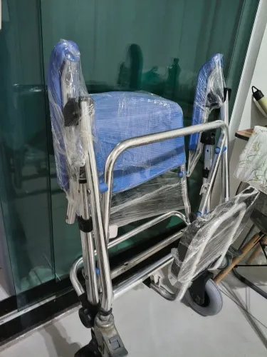 Cadeira de roda pra banho e transporte 2 em 1