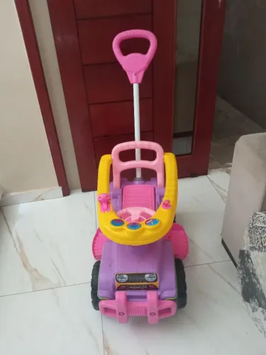 Carrinho infantil de menina