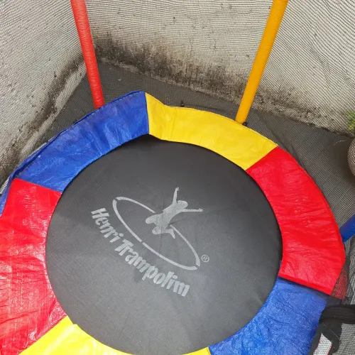Cama elástica pula pula. Vendo pula pula semi novo sem detalhes. Tirado da emb para venda