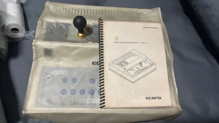Eletrocardiógrafo ECAFIX ECG 6 funcionando, com acessórios e manual