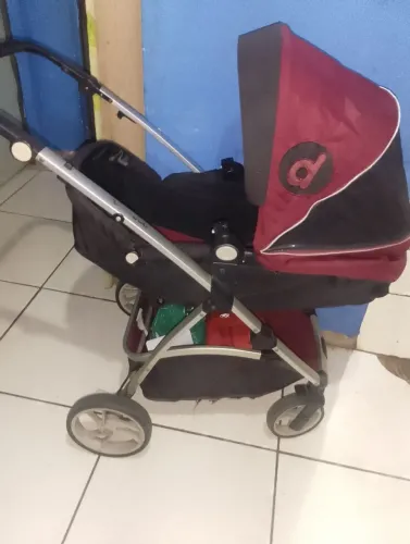 Vendo carrinho de bebê com detalhes que não interfere no uso
