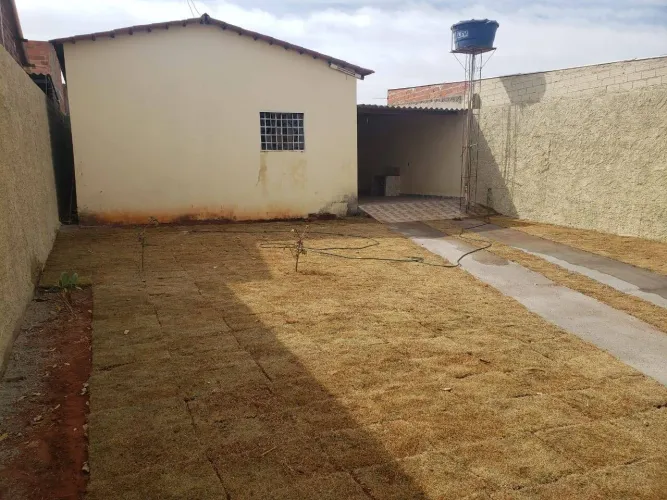 Casa de 2 quartos - sozinha no Lote em - Trindade - 231M² Total - 140MIL