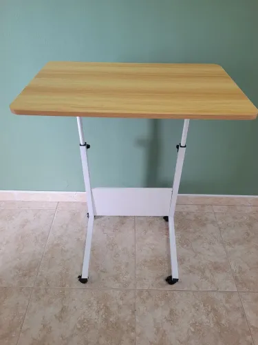 Mesa Notebook Ergonômica Multiuso Com Altura Regulável e Rodinhas.