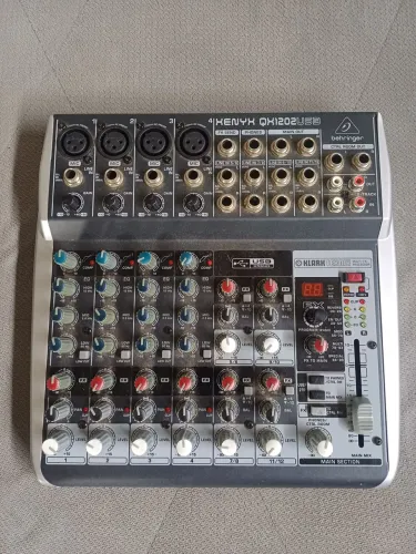 Mesa de Som Behringer Xenyx QX1202USB