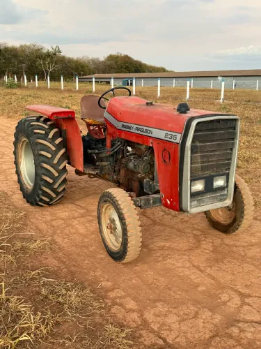 Massey Fergunson 235