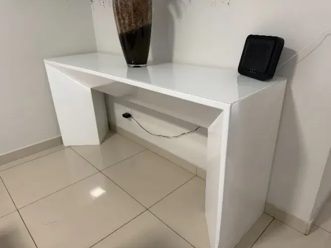 Mesa de canto laqueada na cor branca com tampo de vidro de 6mm