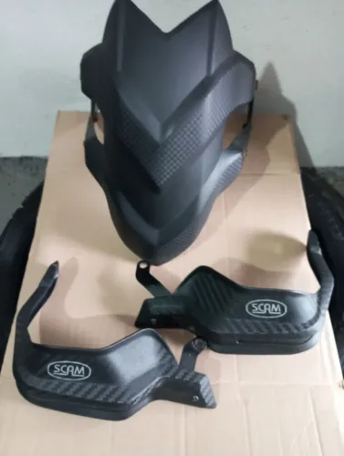 Kit segurança para moto: anti-spray e proteção de mãos da marca Scam