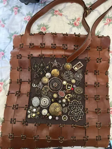 Bolsa em couro com apliques