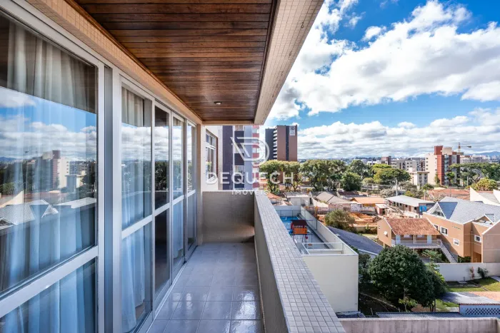 Apartamento espaçoso, ótima sacada com vista pra Serra do Mar