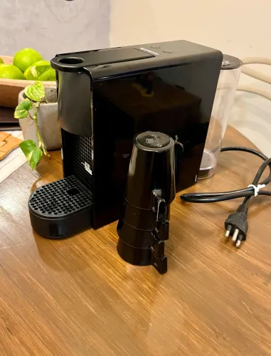 Cafeteira eletrica Nespresso essenza mini - capsulas