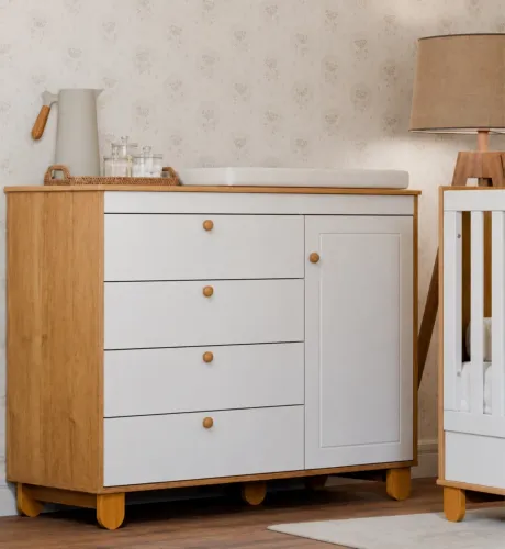 Cômoda infantil branca com detalhes amadeirados