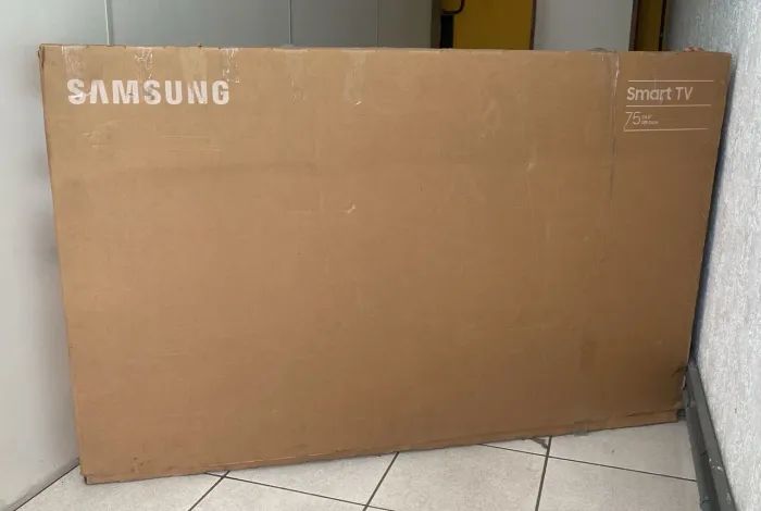 Tv 75 Samsung com a tela quebrada modelo LH75BEFH4GGXZD