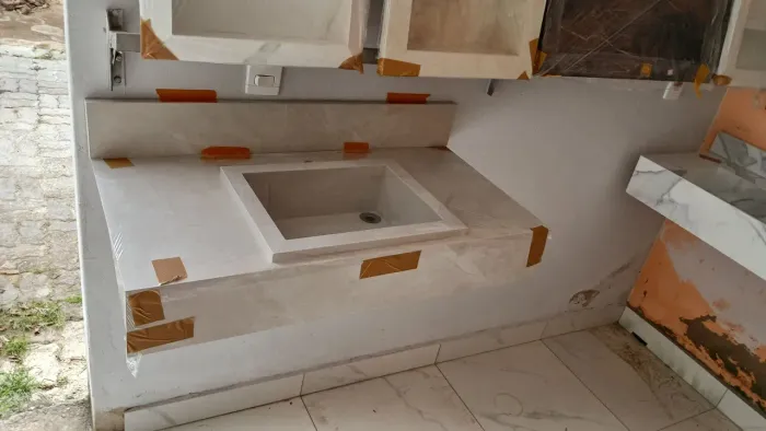 Pia bege em porcelanato 