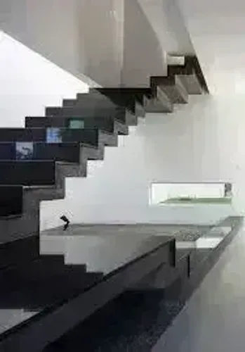 escada elegante com degraus em granito preto