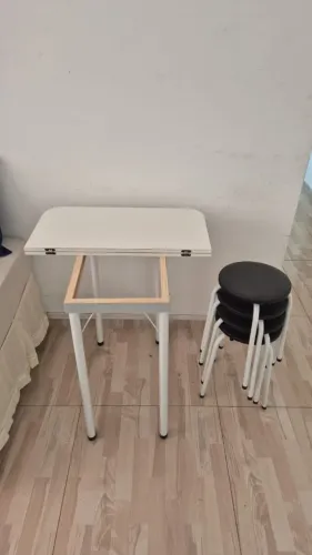 Mesa dobrável com 4 bancos