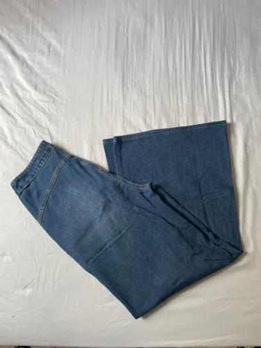 Calça jeans tipo pantalona.