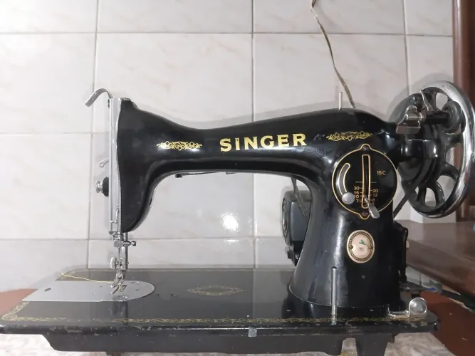 Máquina de costura singer pretinha ótimo estado