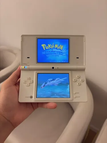 Nintendo Dsi com muitos jogos como Pokémon Mario e zelda