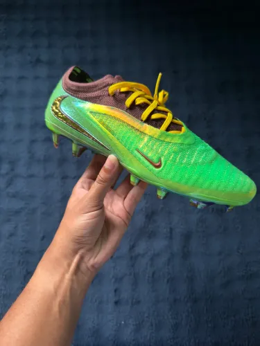 Cactus Jack x Nike Chuteira Phantom 6 Low Elite FG Earth Metallic Gold