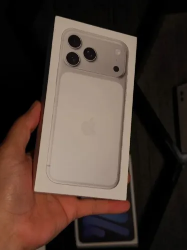 iPhone 17 pro Max silver