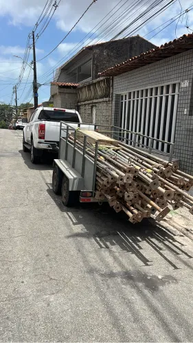 Escoras metálicas, andaimes, plataformas, roldanas, betoneiras. Tudo para sua obra