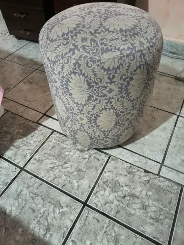 Vendo um puffs redondo em excelente estado de conservação 
