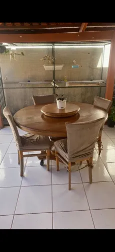 Mesa de madeira maciça