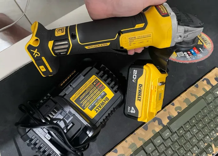 Esmelhiradeira DeWalt 4.1/2? DCG413B c/ Bateria 4ah + Carregador Rápido DCB1106