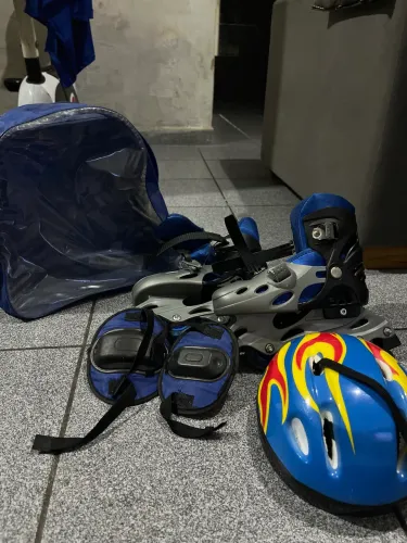 Patins azul número 34 a 38 ajustável com Julieta e capacete