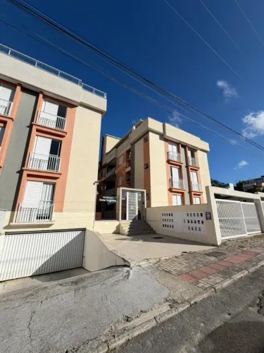 Apartamento semi mobiliado com 2 qtos + 2 sacadas à 600m da Praia do Santinho!