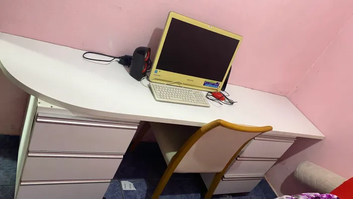 Mesa grande com gavetas P/ quarto, sala, escritório etc
