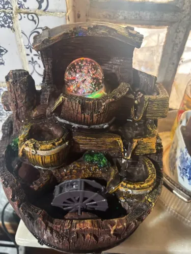 Fonte de água rústica de resina