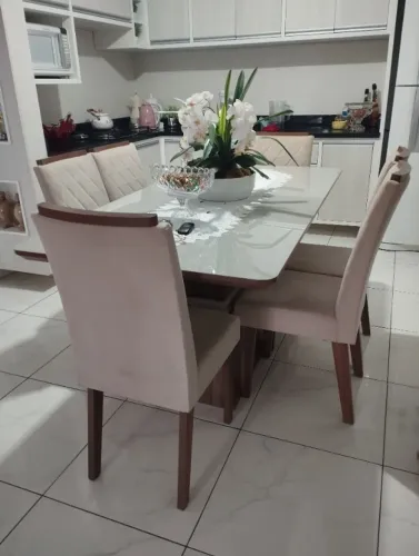 Mesa de jantar com tampa de vidro