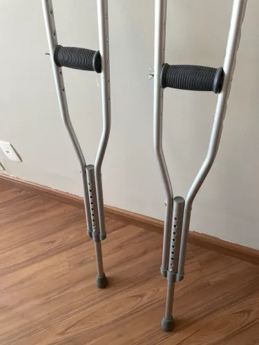 Par de muletas com regulagem de altura 