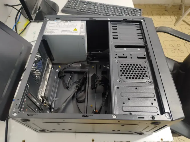 Gabinete com fonte ATX e cabos