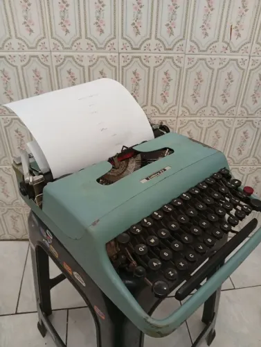 Máquina de escrever Olivetti letera 22 funcionando perfeitamente com maleta 