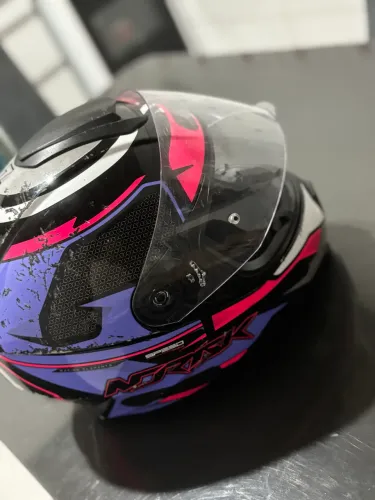 Capacete Norisk 56 com detalhes