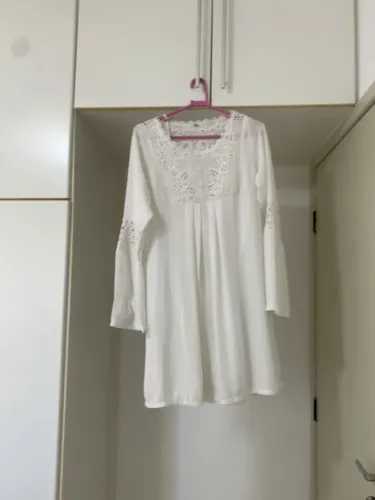 Vestido branco de manga tecido leve