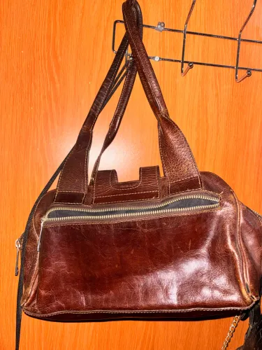 bolsa de couro marrom com fivelas prateadas grandes e estética dos anos 2000