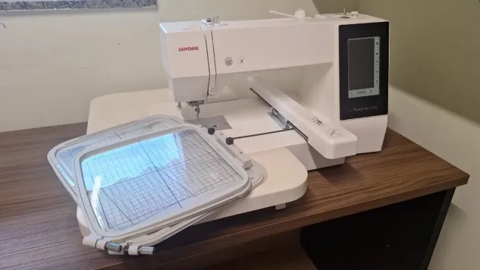 Máquina de bordado eletrõnico Janome MC500e