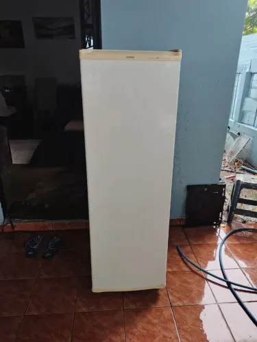 Vendo geladeira funcionando perfeitamente gela e congela muito bem entrego grátis 