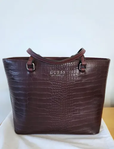 Bolsa Guess na cor vinho