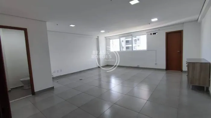 Sala Comercial 42m² no Edifício Dubai com Vaga, Copa e Banheiro