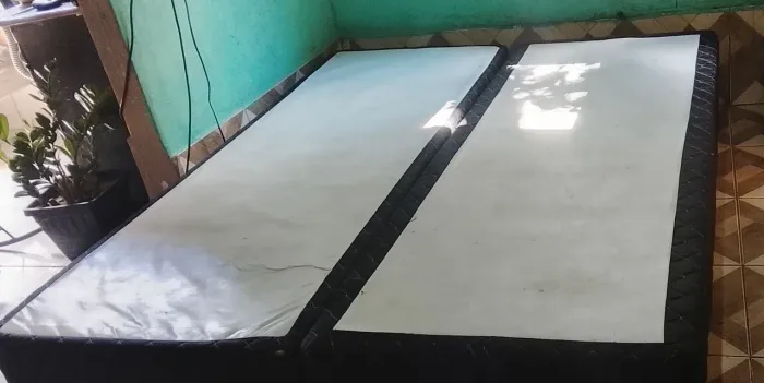 Vendo base de cama de casal 