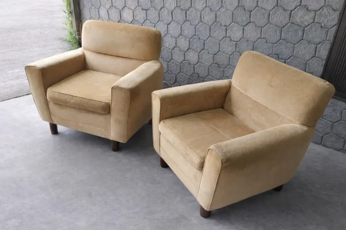 Par de poltronas em suede bege